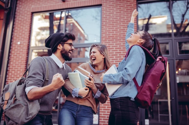 Uni Rucksack Lachende Studenten