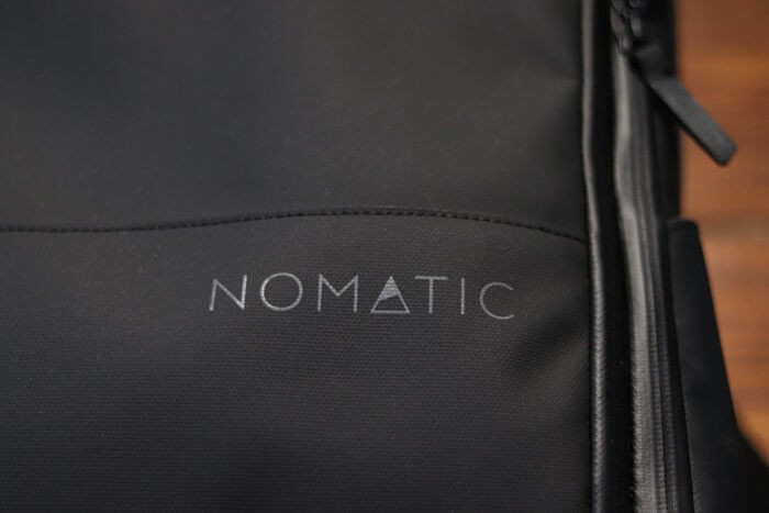 Nomatic Travel Pack - Logo Außenmaterial