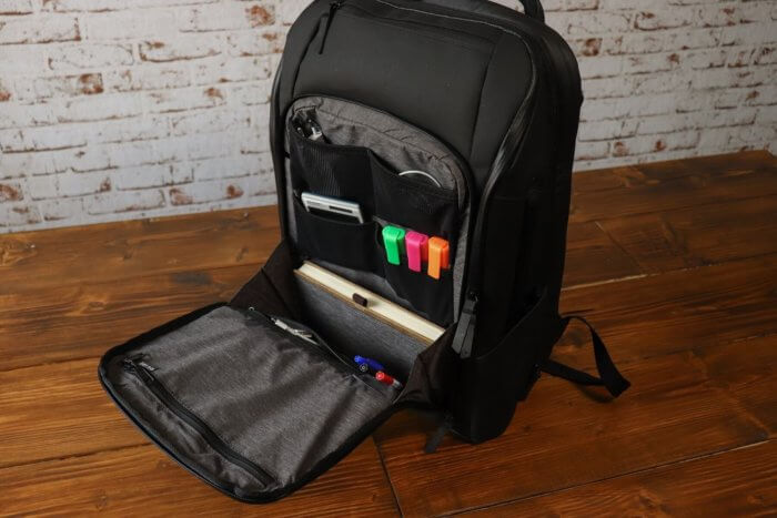 Nomatic Travel Pack - Vorderes Fach mit Inhalt