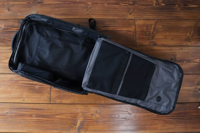 Nomatic Travel Pack - aufgeklappt Seitentaschen mit Brillenetui